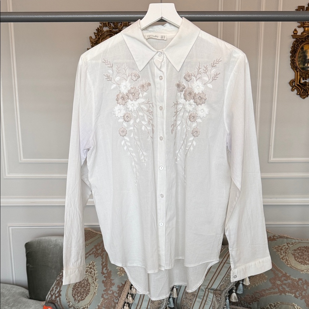 Chic White Shirt with Floral Embroidery Size 14